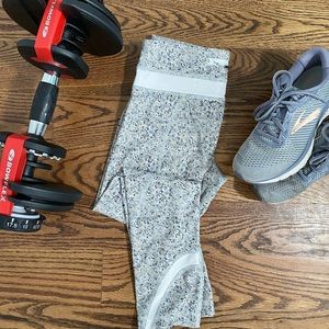 White speckled lululemon pace rival crop 22”